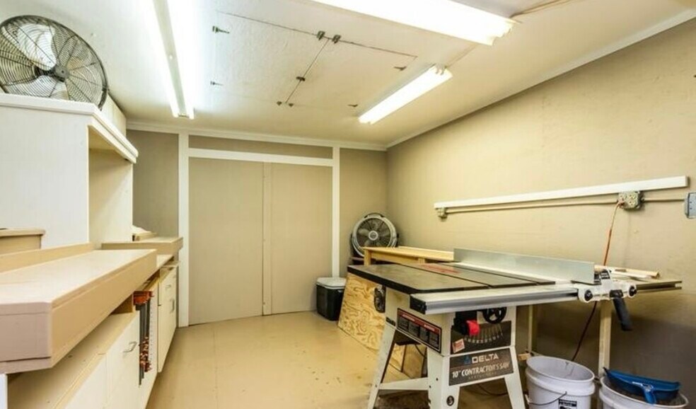 shop/garage - 704 E Moneta Ave