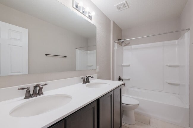 Building Photo - Bright & Spacious Home in Comal ISD