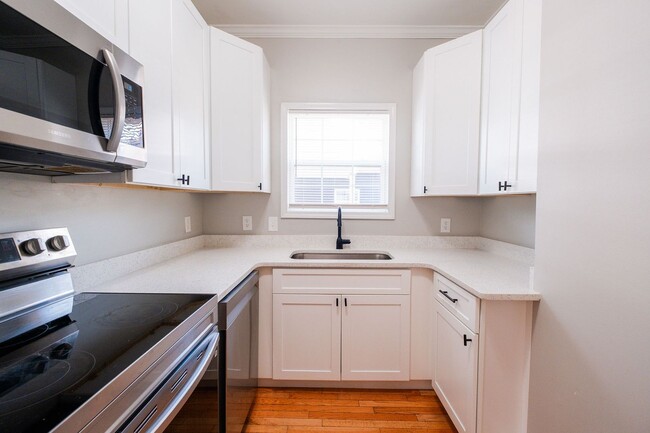 Building Photo - Prime UGA Location! 4BR + Bonus & Private Porch