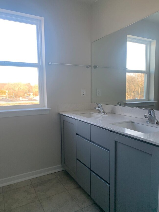 Building Photo - THREE BEDROOM/2.5 BATH TOWNHOME in Southern Lehigh School District