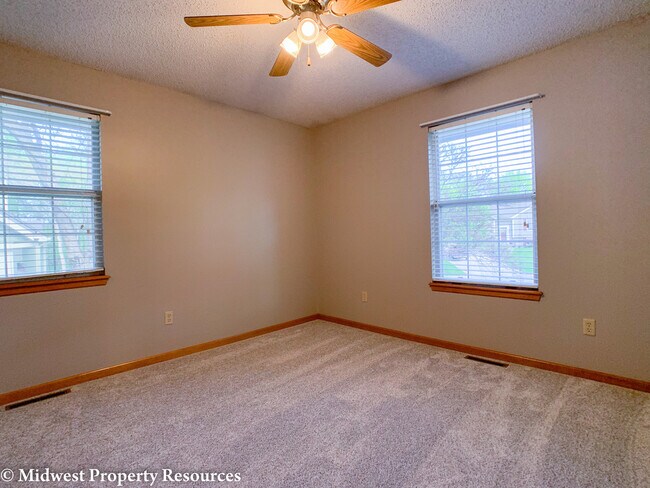 Building Photo - 1216 SW Southgate Dr