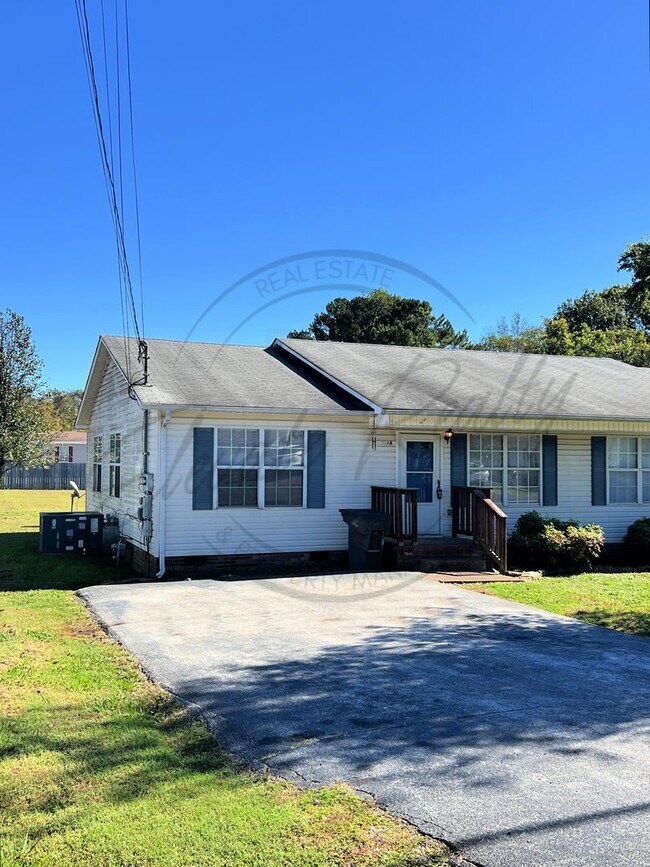 Building Photo - Three Bedroom Ranch with Appliances in Col...