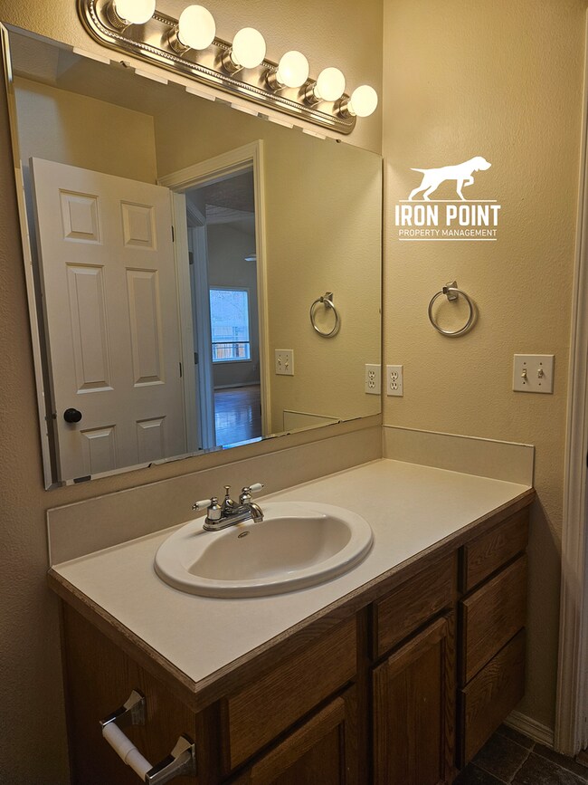 Building Photo - Candlestick Park Sub-3bed/2bath w/2 car ga...