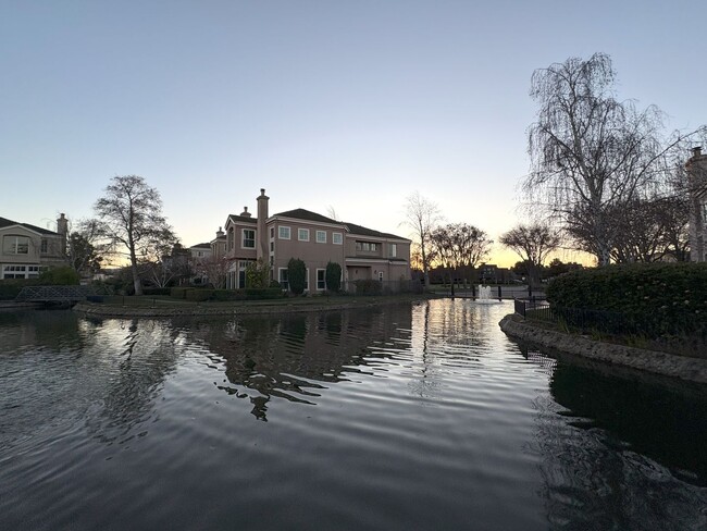 Building Photo - Charming Waterfront Single Family Home in ...