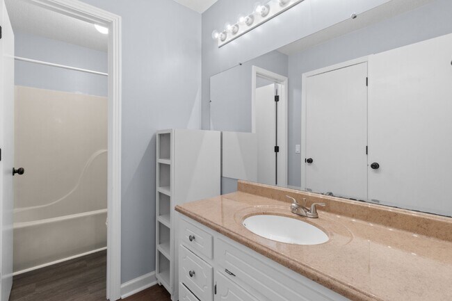 Building Photo - Newly renovated three bedroom home for ren...