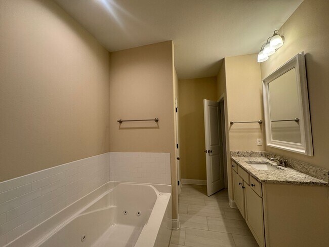 Building Photo - $500 OFF in NOVEMBER: Move-In Special!