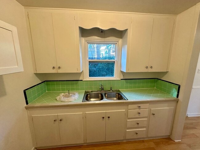 Building Photo - Charming 1-bedroom, 1-bathroom