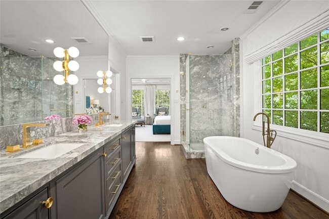 Building Photo - 5527 Briar Dr