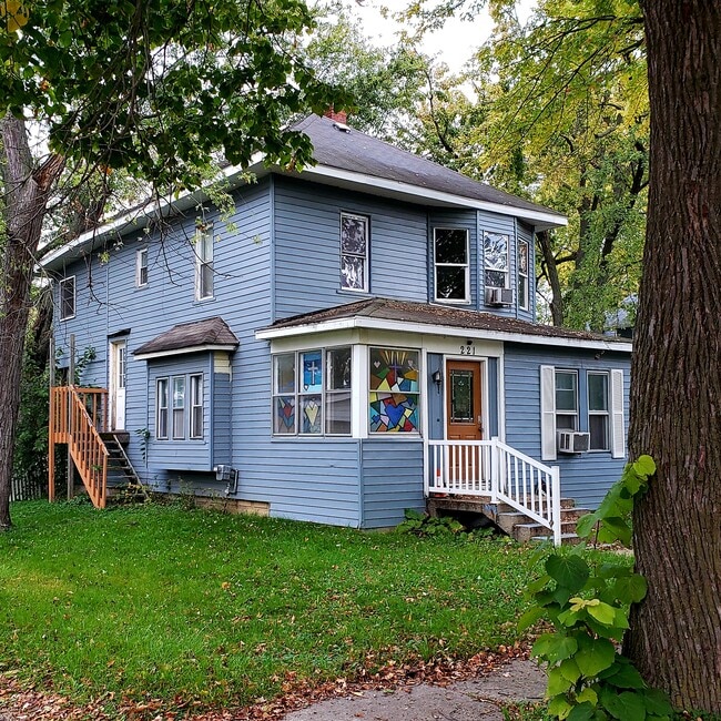Large home for rent. Newly painted inside - 221 N Summit St