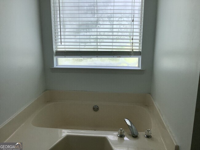 Building Photo - 401 Montgomery Pl