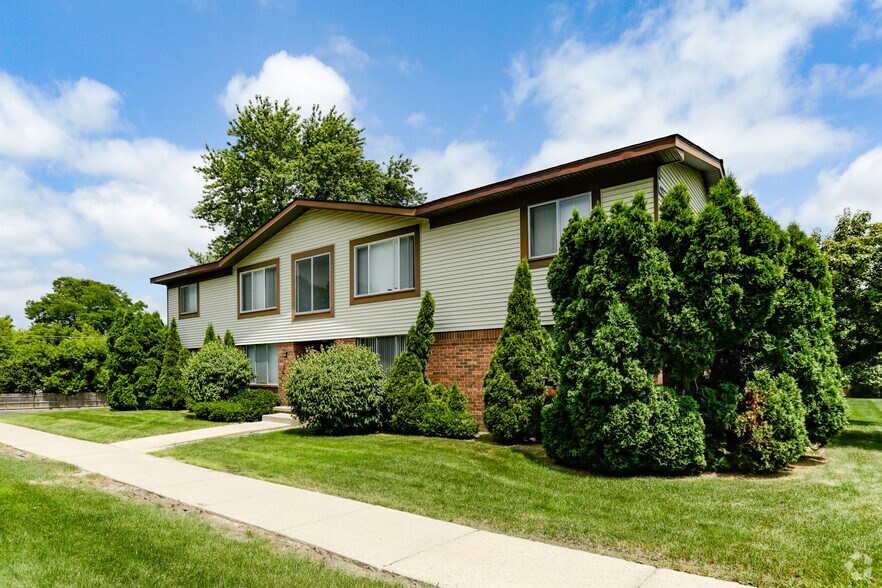Building Photo - Town & Country Apartments - Wixom, MI