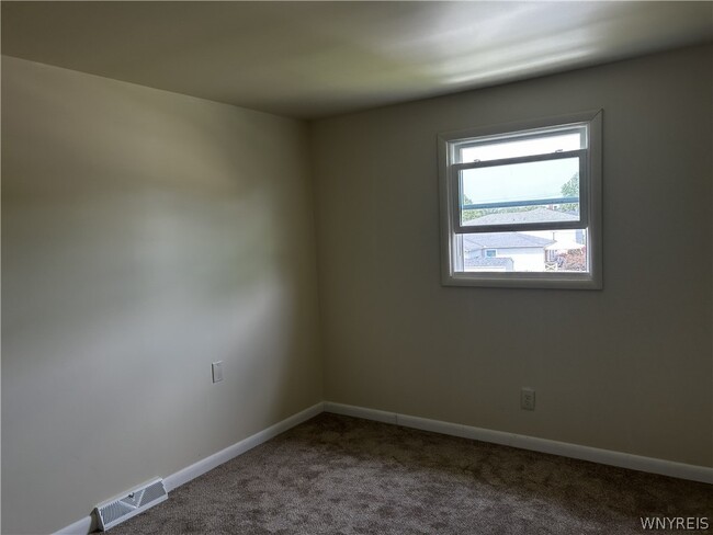 Building Photo - 11 Lemans Dr