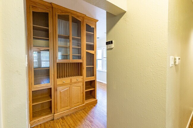 Building Photo - Large 2 story Home