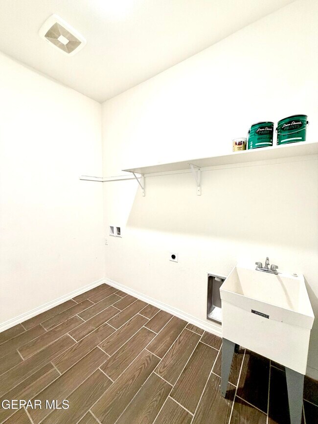 Building Photo - 122 Esther Trl