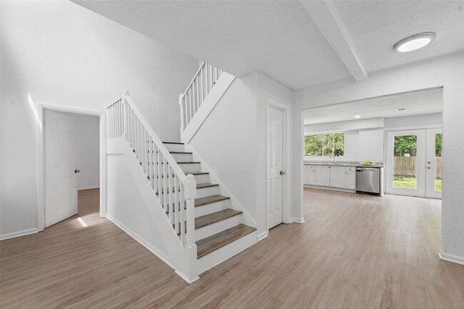 Building Photo - 18009 Split Oak Cir