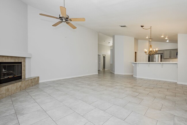 Building Photo - Peccole Ranch 3 Bed 2 Bath Gated Ascot Par...