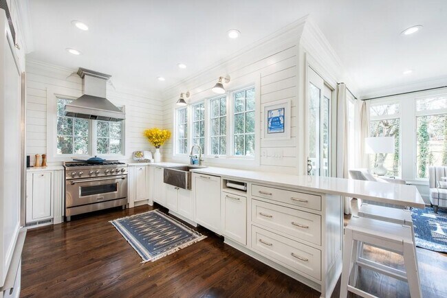 Building Photo - 3211 Circle Oaks Dr SE