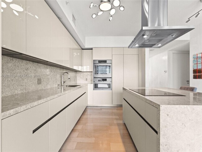 Building Photo - 1300 Brickell Bay Dr