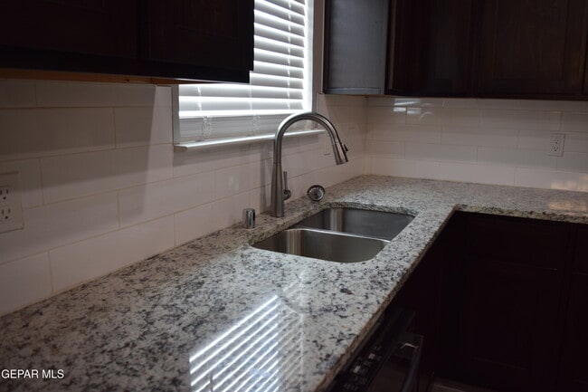 Building Photo - 355 Sol Ct