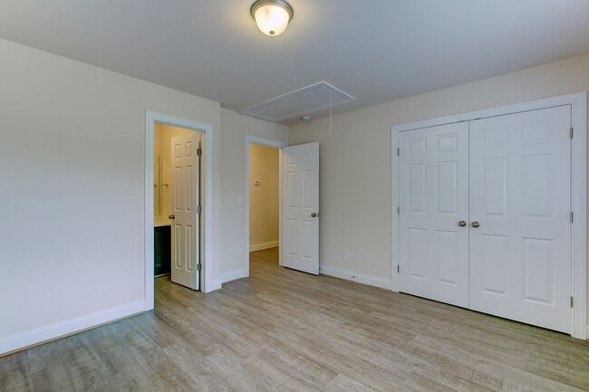 Building Photo - Two Story Townhome!