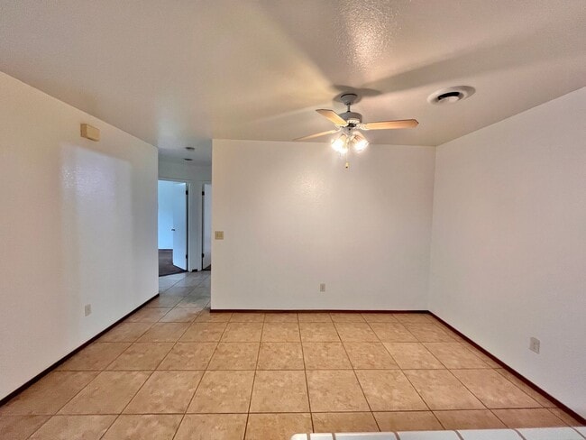 Building Photo - 3 Bedroom 2 Bath Duplex for Rent!