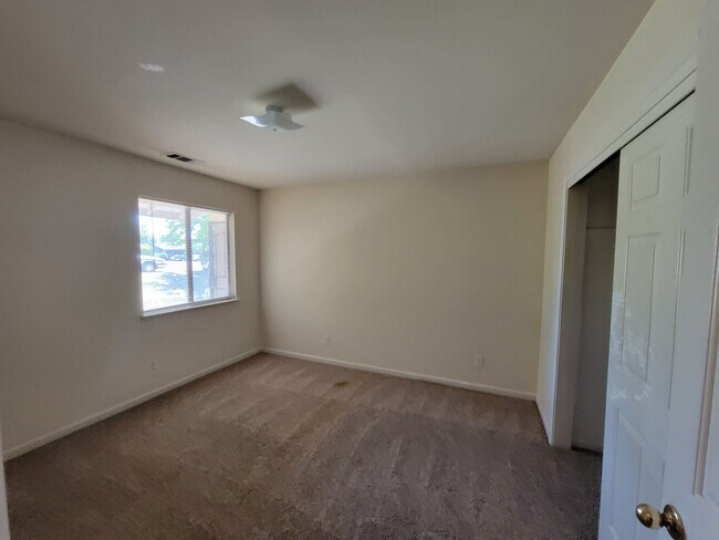 Building Photo - 3 Bedroom House Near Schools and Hiking