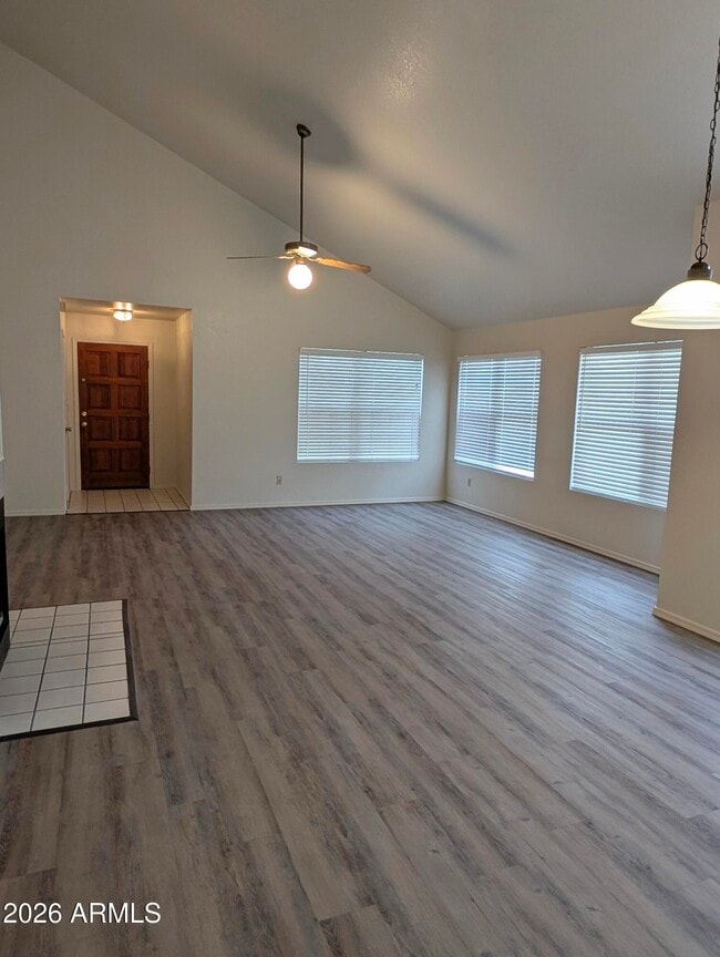 Building Photo - 2325 E Lakecrest Dr