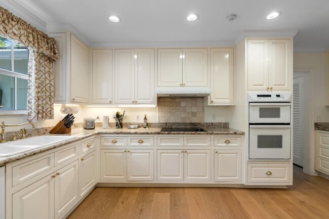 Building Photo - 1554 N Ocean Way