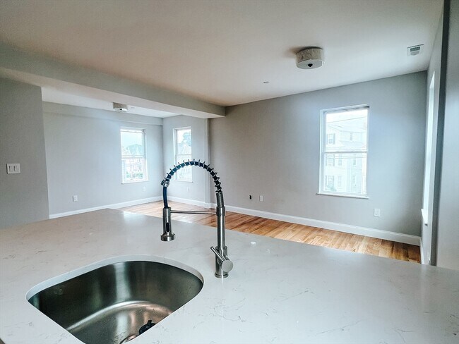 Building Photo - 595 Main St