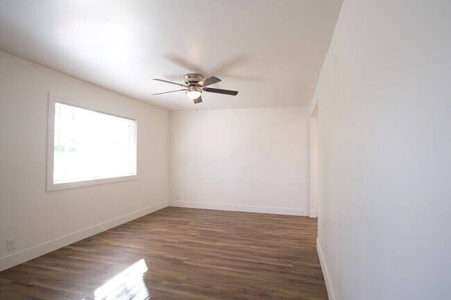 Building Photo - 3 Bedroom 1 Bath -COMING SOON