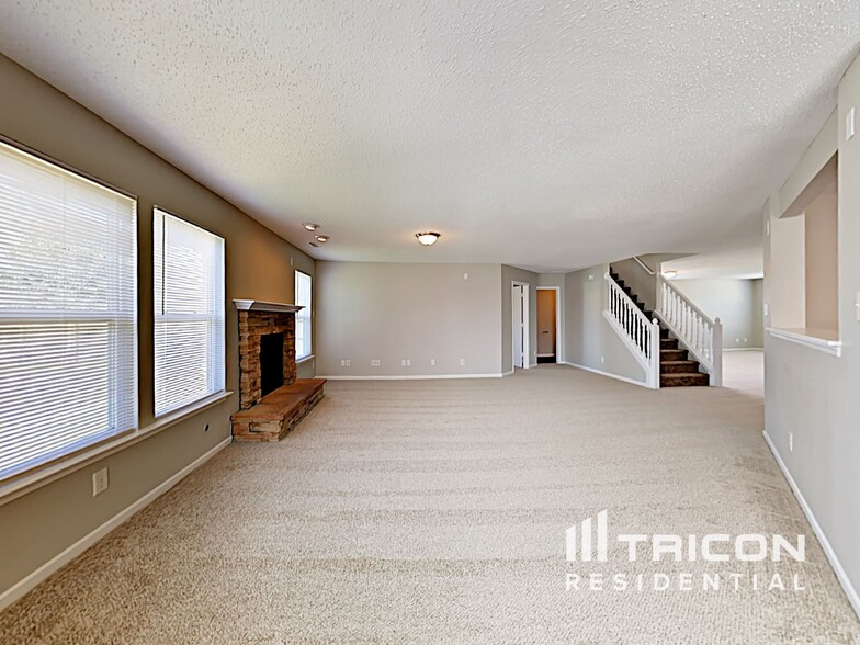 Building Photo - 6880 W Littleton Dr