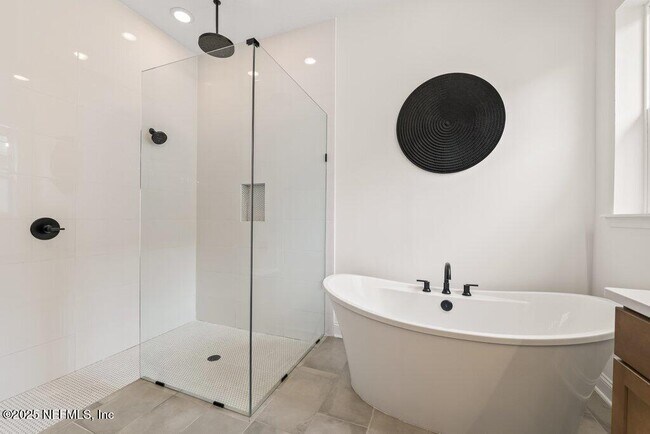 Building Photo - 46 Thatcham Dr