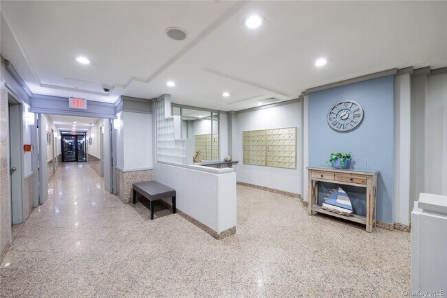 Building Photo - 360 Shore Rd