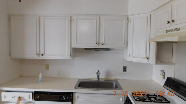 Building Photo - 490 Fox Hills Dr S