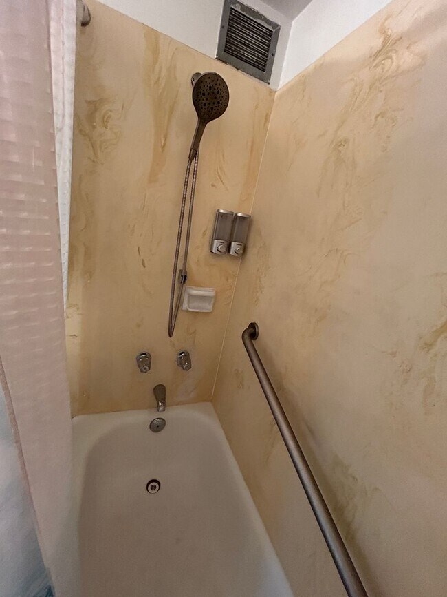 Building Photo - Fully furnished 1 bedroom w/ parking near Hawaii Convention Center, Ala Moana Shopping Center and...