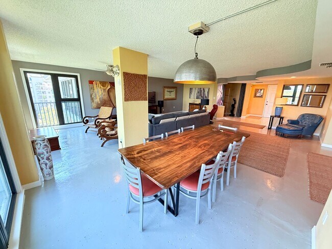 Building Photo - Huge Loft-Style 1 bed 1.5 Bath for Rent in...