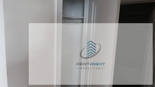 Building Photo - 1209 W Sherwin Ave