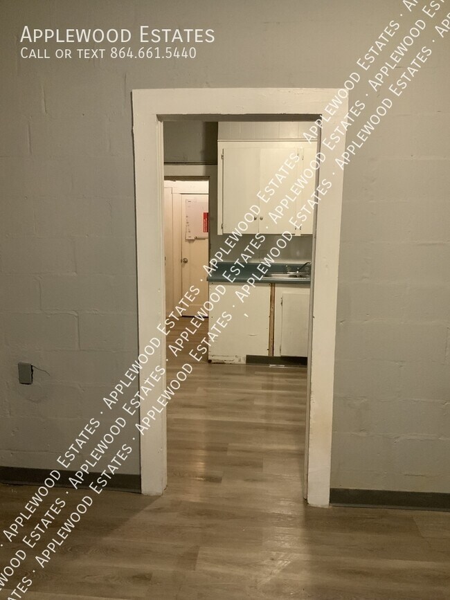 Building Photo - 131 E Main St