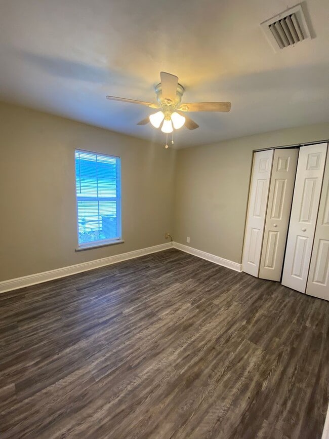 Building Photo - Walk to UF & Downtown!