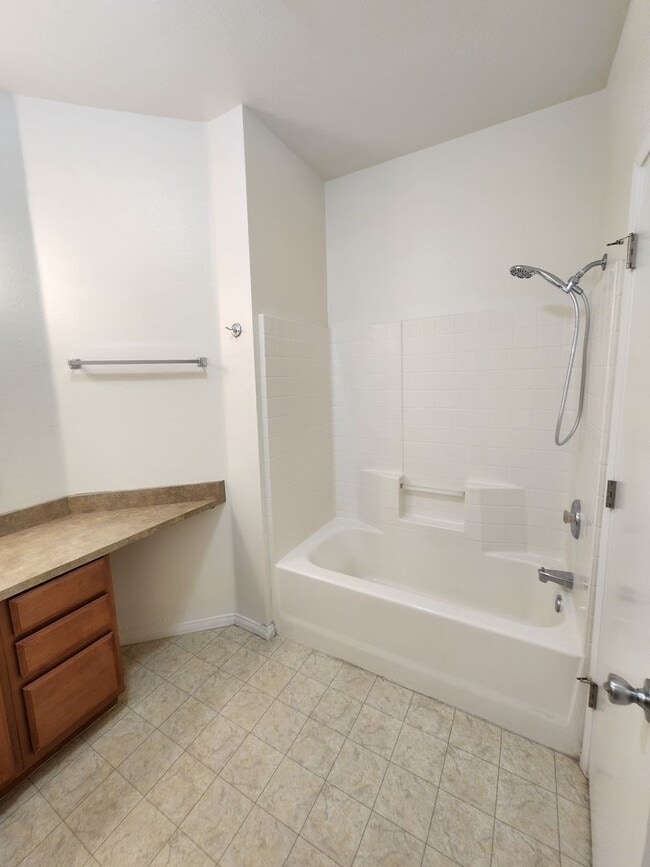 Building Photo - Comfortable One Bed, One Bath Apartment- W...