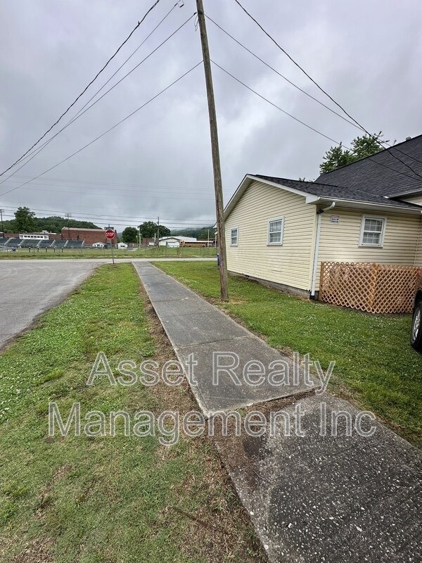 Building Photo - 500 W Strang St