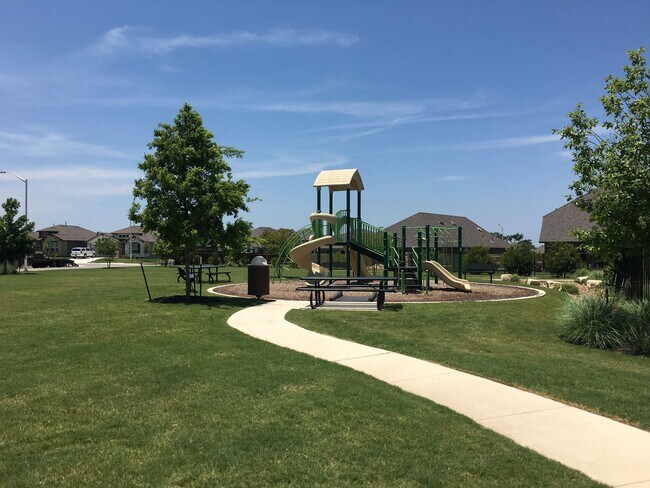 Building Photo - 4-Bedroom Home in Oak Creek - Highly Sough...