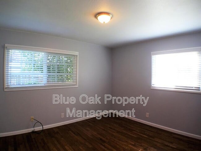 Building Photo - 708 Douglas Ln