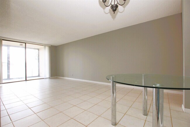 Building Photo - 217 Lake Pointe Dr