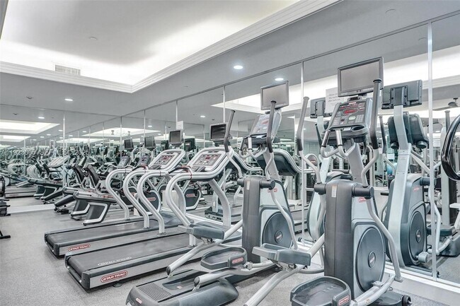 Building Photo - 10101 Collins Ave