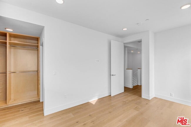 Building Photo - 2000 Beachwood Dr