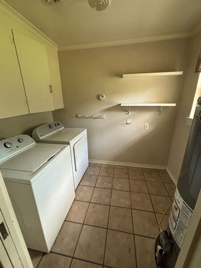 Building Photo - Beautiful 3 Bedroom Broadmoor Home