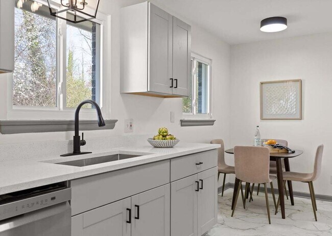 Building Photo - Charming Chattanooga Home in Prime Location!