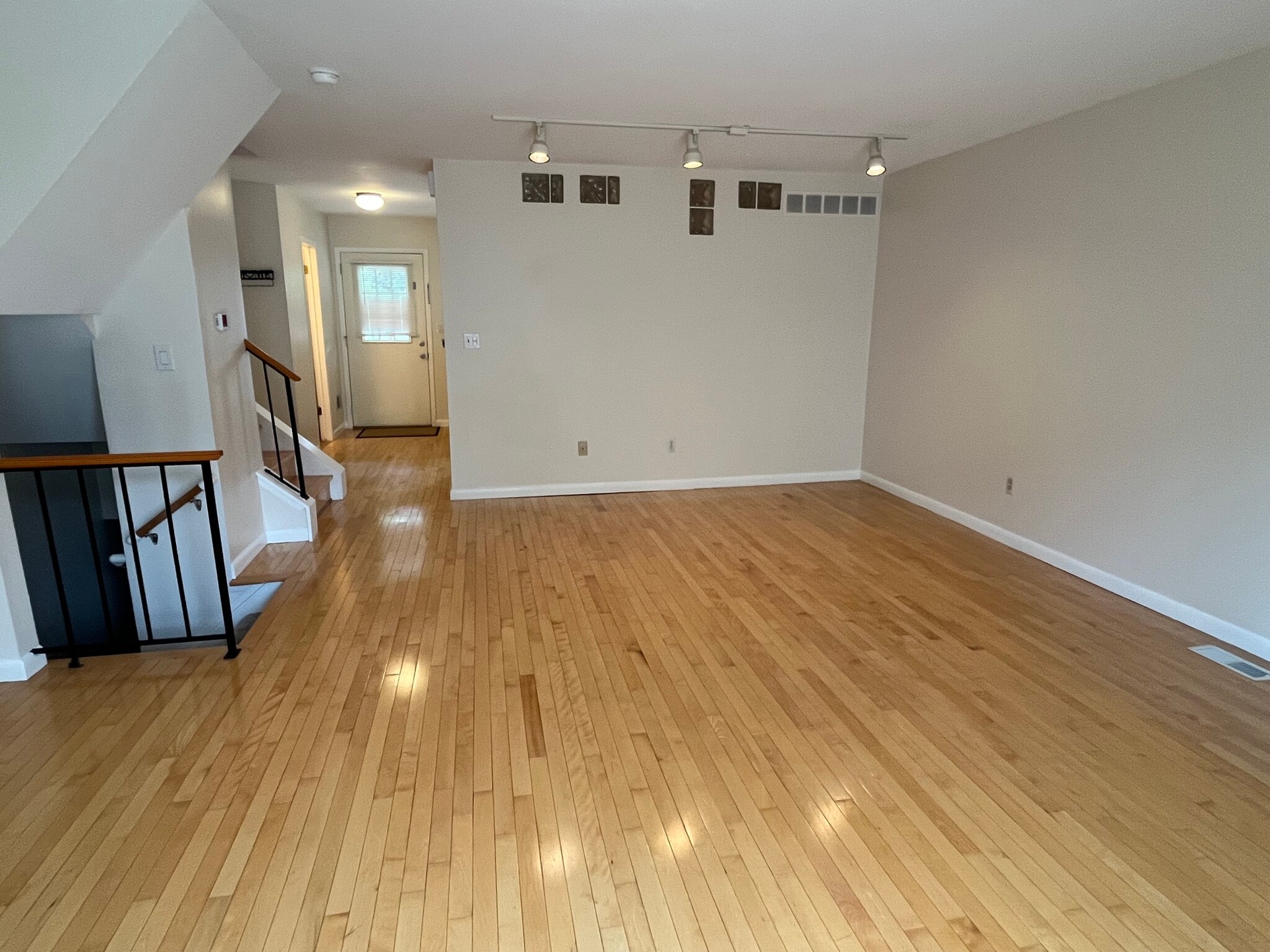 Building Photo - 3010 Bolgos Cir