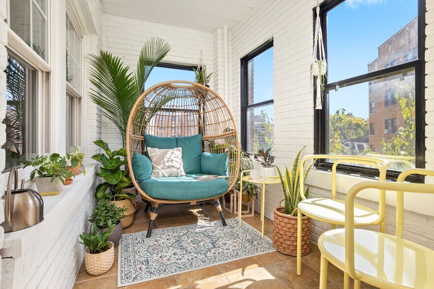 Building Photo - 807 W 48th St